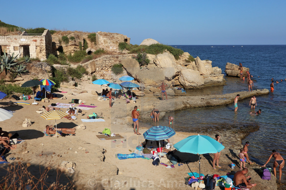 "Siracusa - Turisti sulla spiaggia di Punta della Mola" stock image