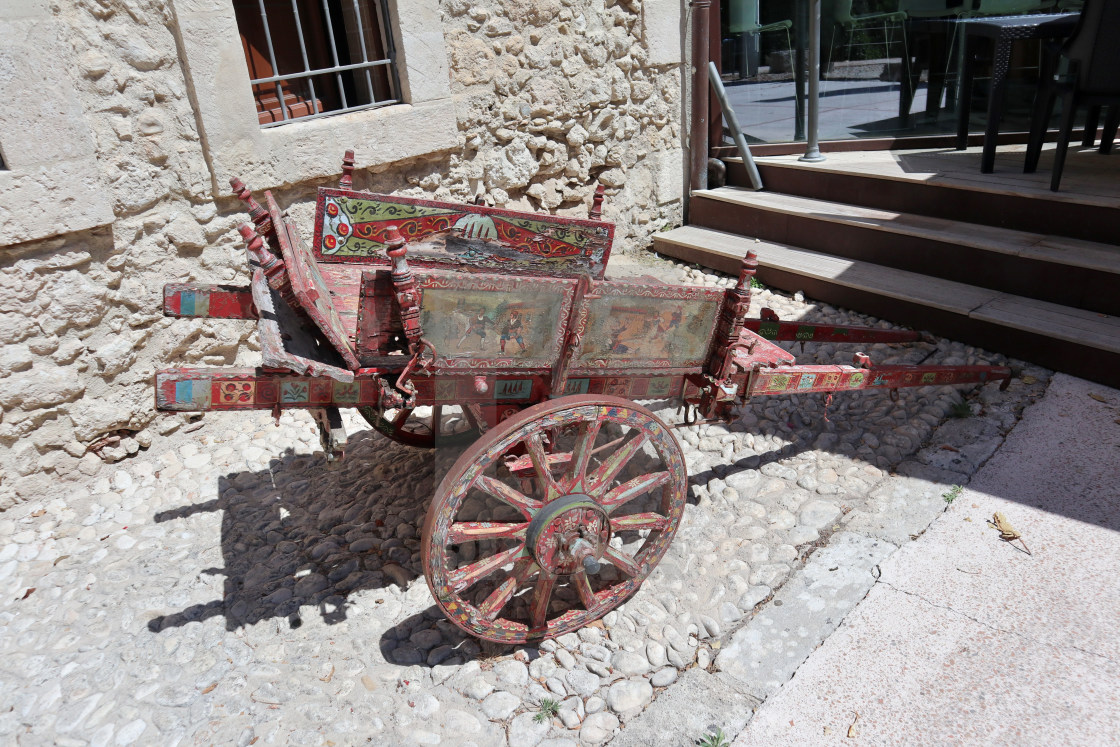 "Siracusa - Carretto siciliano nel Parco Archeologico della Neapolis" stock image