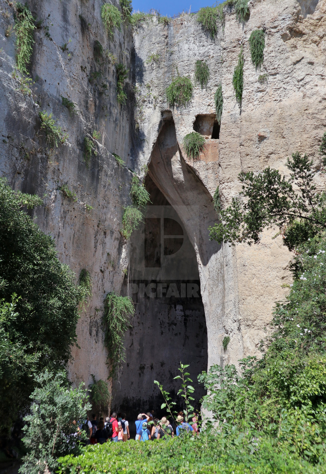 "Siracusa - Turisti all'ingresso dell'Orecchio di Dionisio" stock image