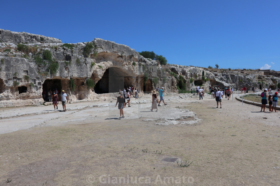 "Siracusa – Turisti sul terrazzo del teatro greco" stock image