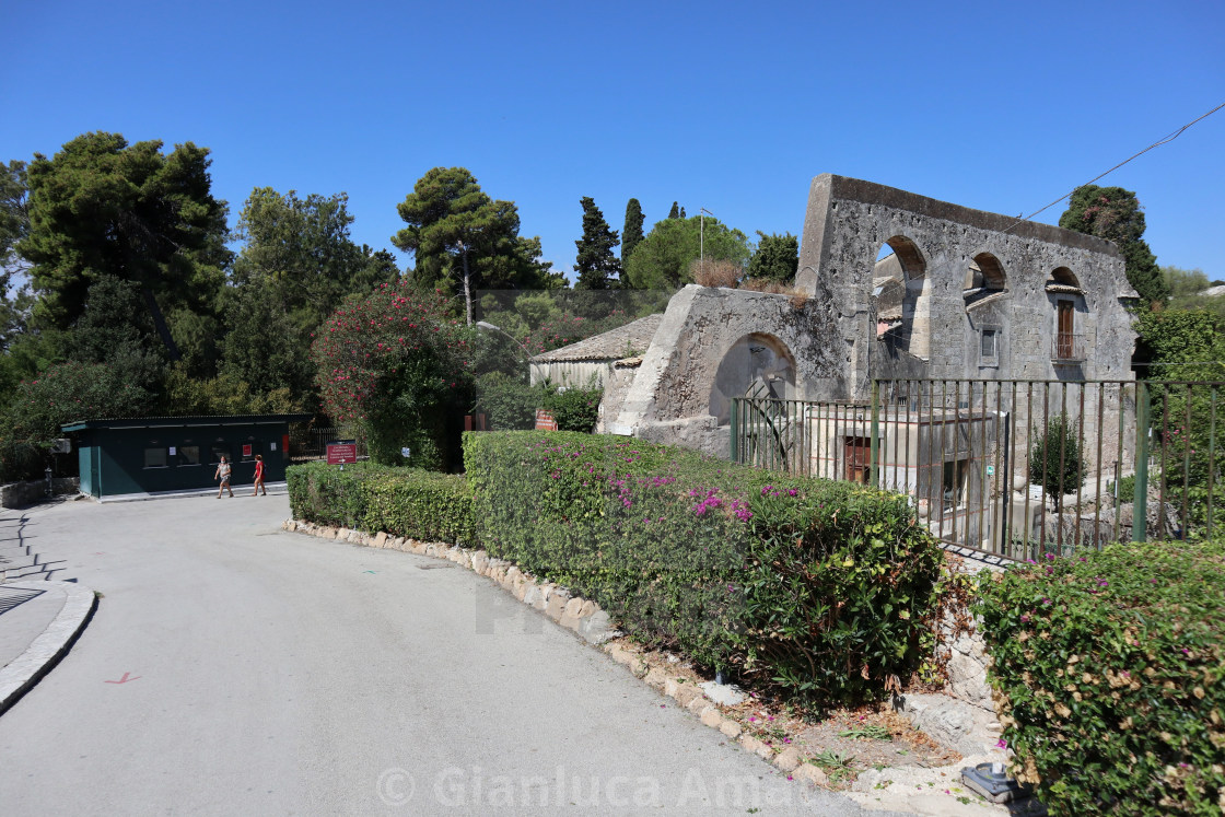 "Siracusa - Vialetto del Parco Archeologico della Neapolis" stock image