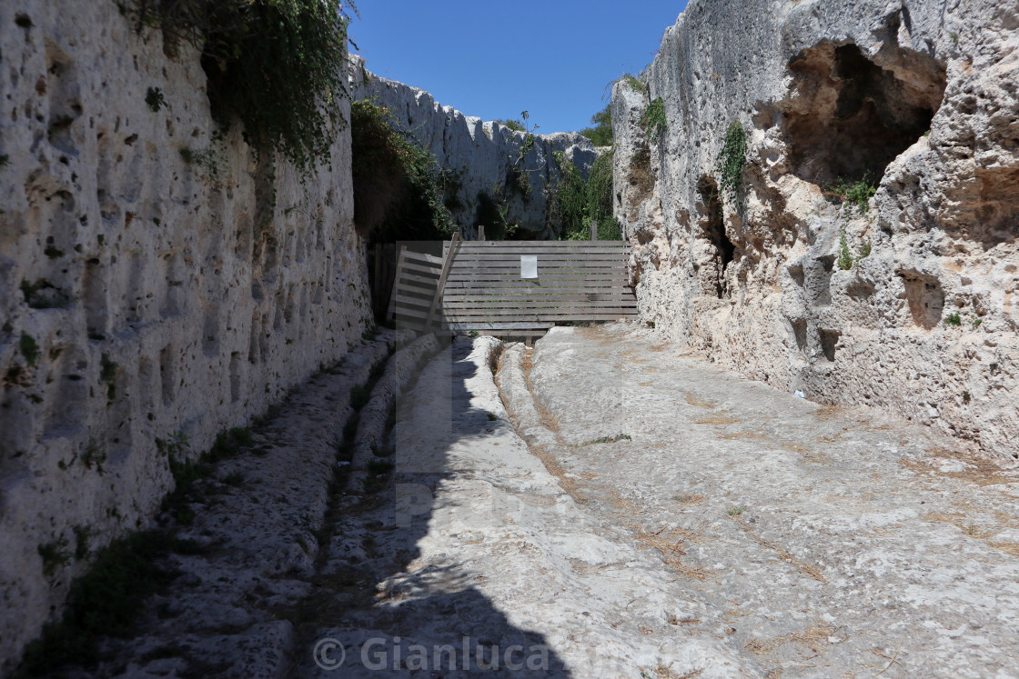 "Siracusa – Via dei Sepolcri nel Parco Archeologico della Neapolis" stock image