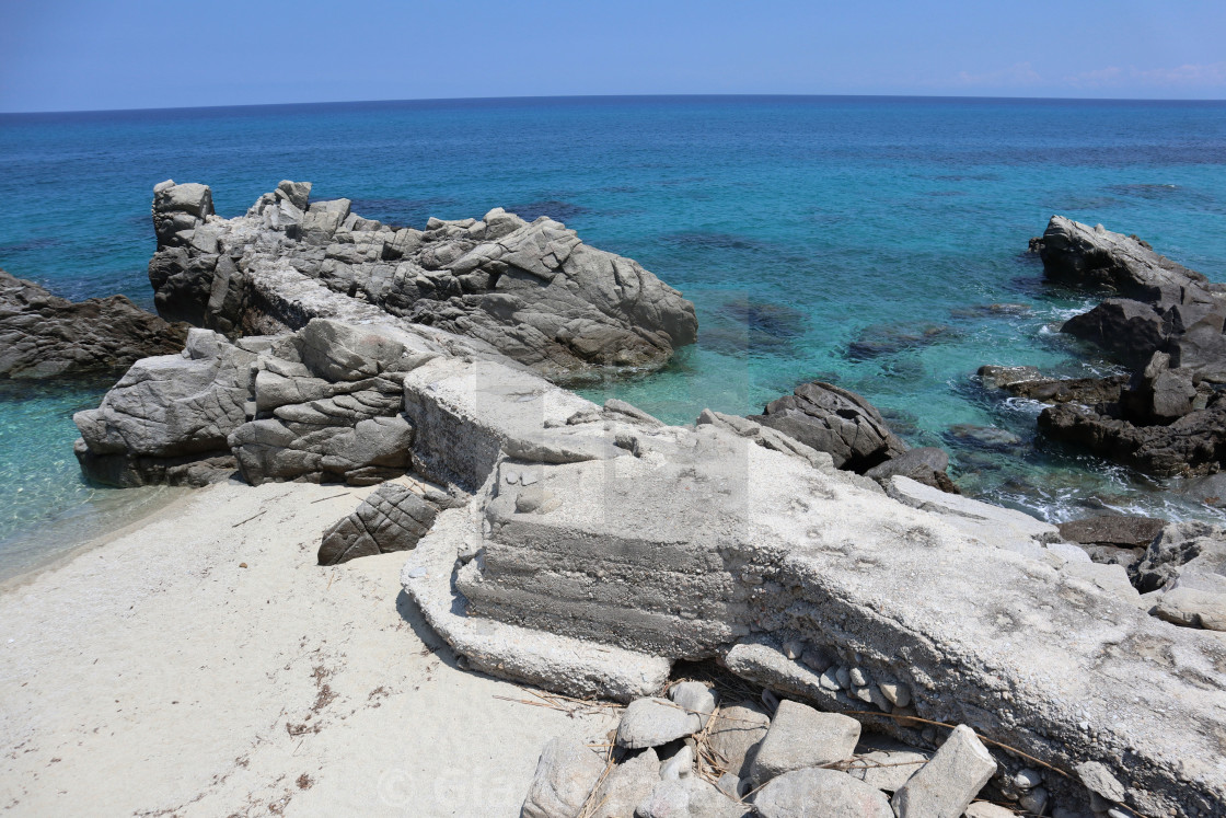 "Parghelia - Scogliera che divide le due spiagge di Michelino" stock image