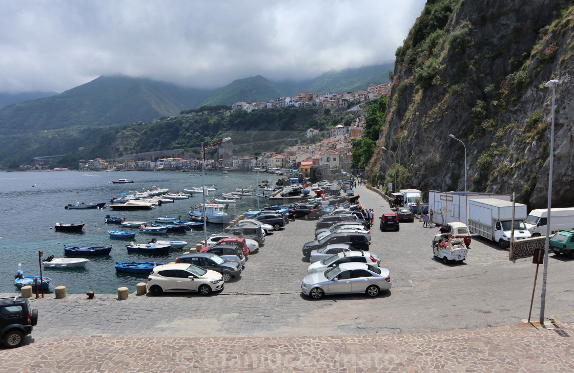 "Scilla - Scorcio panoramico dal molo sopraflutti" stock image