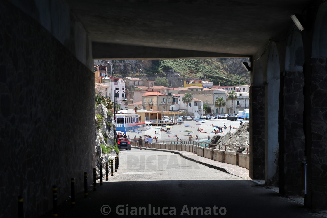 "Scilla - Scorcio del lungomare dalla strada costiera porticata" stock image