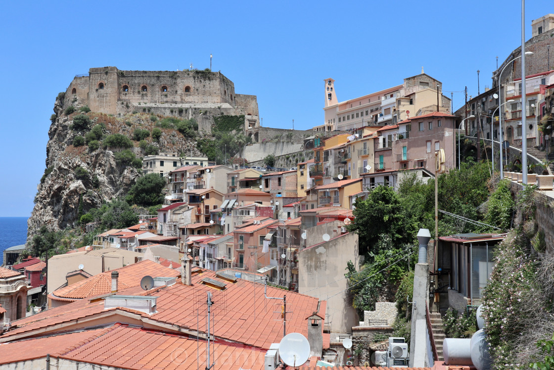 "Scilla - Scorcio del borgo dalla strada statale" stock image