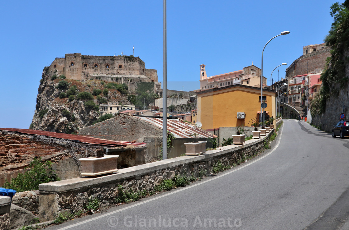 "Scilla - Scorcio di Castello Ruffo dalla strada statale" stock image