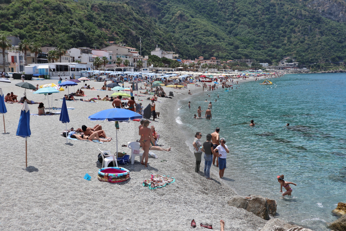 "Scilla - Turisti sulla spiaggia del lungomare" stock image