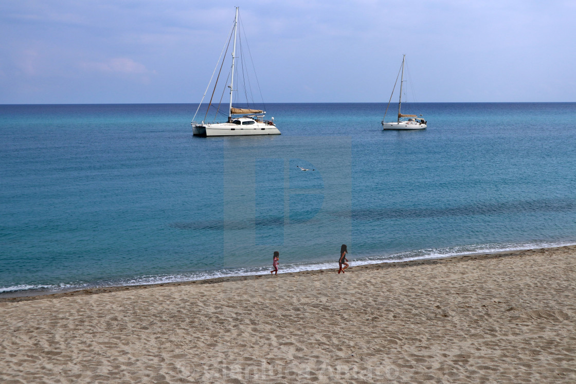 "Tropea - Piccoli turisti alla Spiaggia della Rotonda al mattino presto" stock image