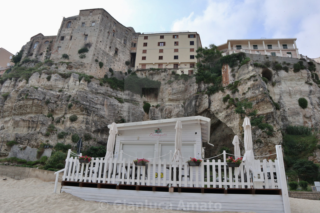 "Tropea - Bar Chiringuito Beach di mattina presto" stock image