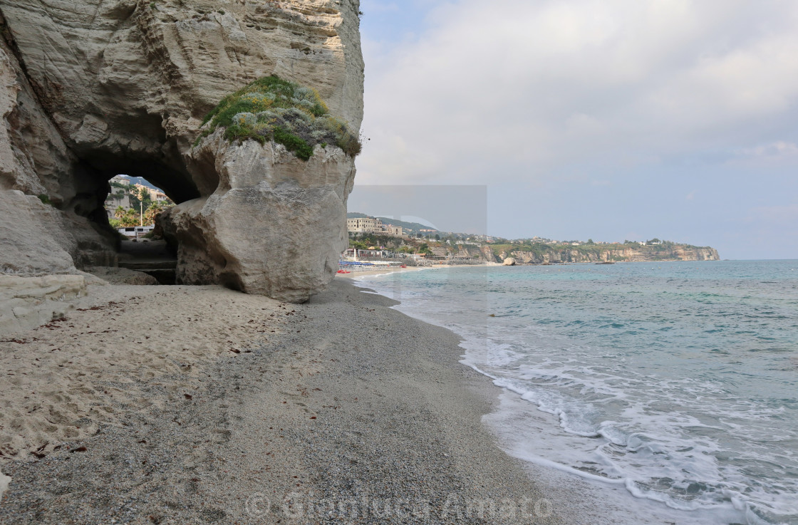 "Tropea - Spiaggia di Marina dell'Isola di mattino presto" stock image