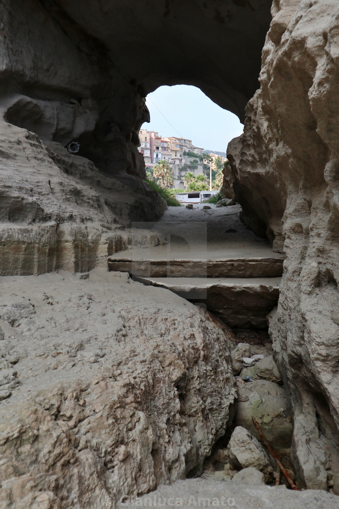 "Tropea - Tunnel dalla spiaggia di Marina dell'Isola" stock image