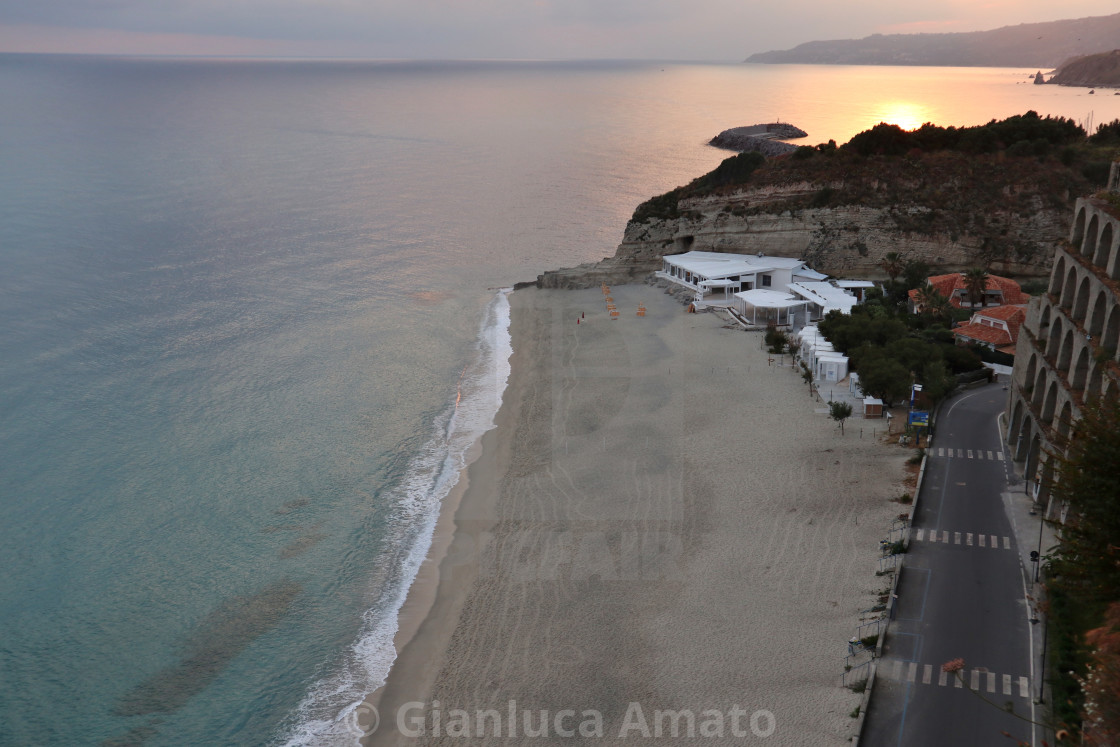 "Tropea - Spiaggia Le Roccette dal Belvedere del Corso all'alba" stock image