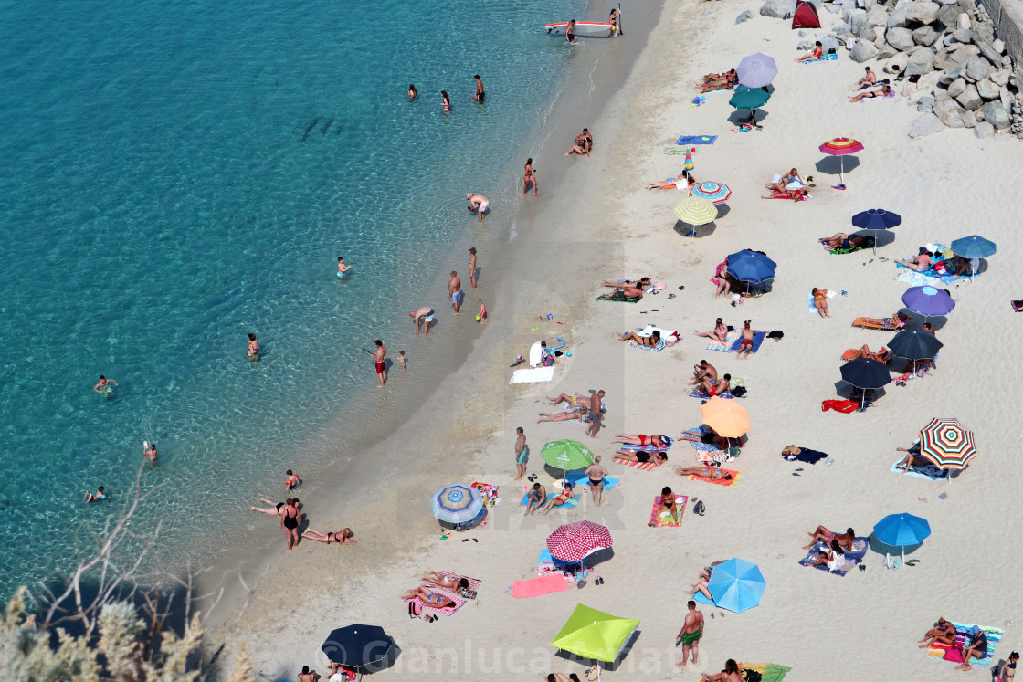 "Tropea - Turisti sulla spiaggia dal Santuario" stock image