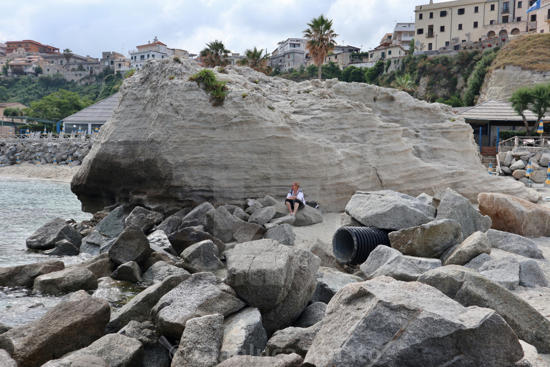 "Tropea - Turista sugli Scogli dei Missaggi" stock image