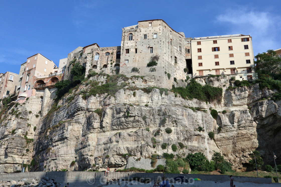 "Tropea - Scorcio del borgo dalla spiaggia nel pomeriggio" stock image