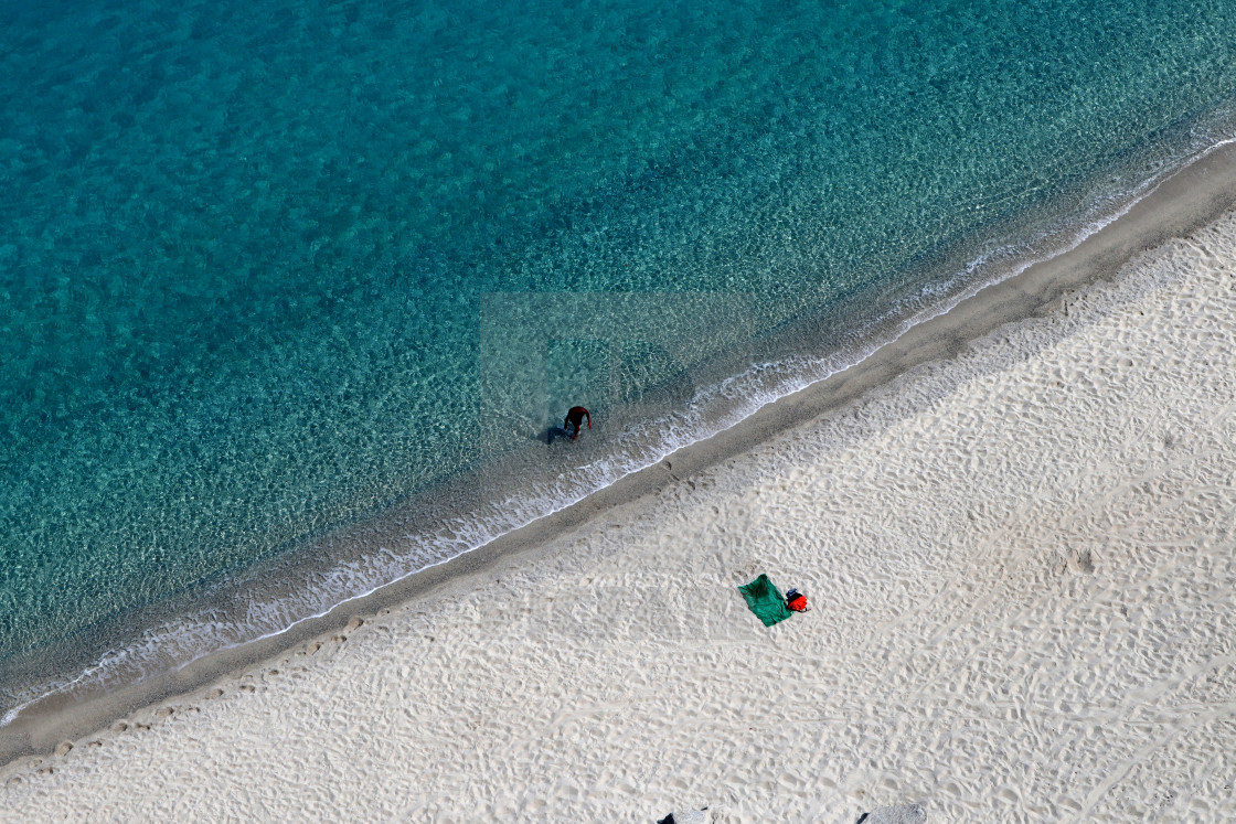 "Tropea - Turista alla Spiaggia della Rotonda la mattina" stock image