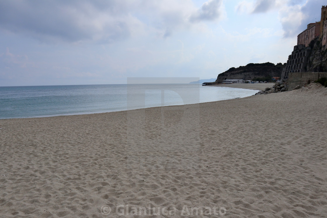 "Tropea - Spiaggia dell'Isola Bella al mattino presto" stock image