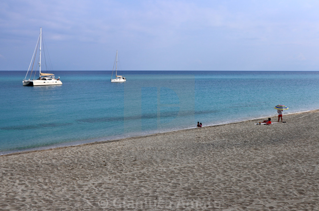 "Tropea - Turisti alla Spiaggia della Rotonda al mattino presto" stock image