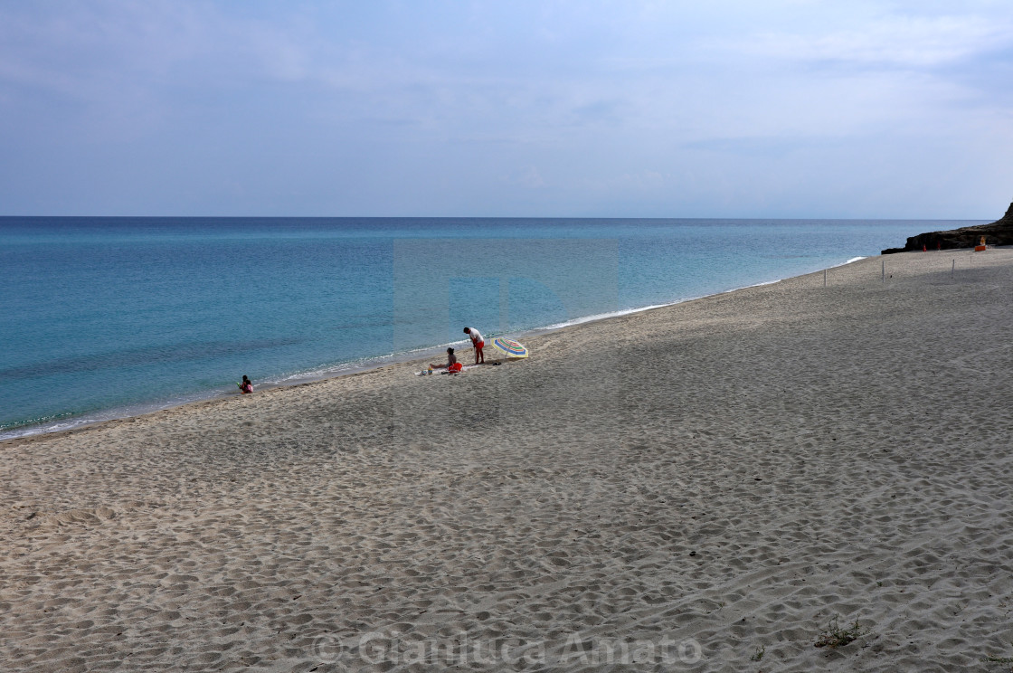 "Tropea - Turisti sulla Spiaggia della Rotonda al mattino presto" stock image