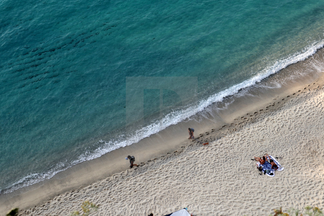 "Tropea - Turisti sulla Spiaggia della Rotonda di pomeriggio" stock image