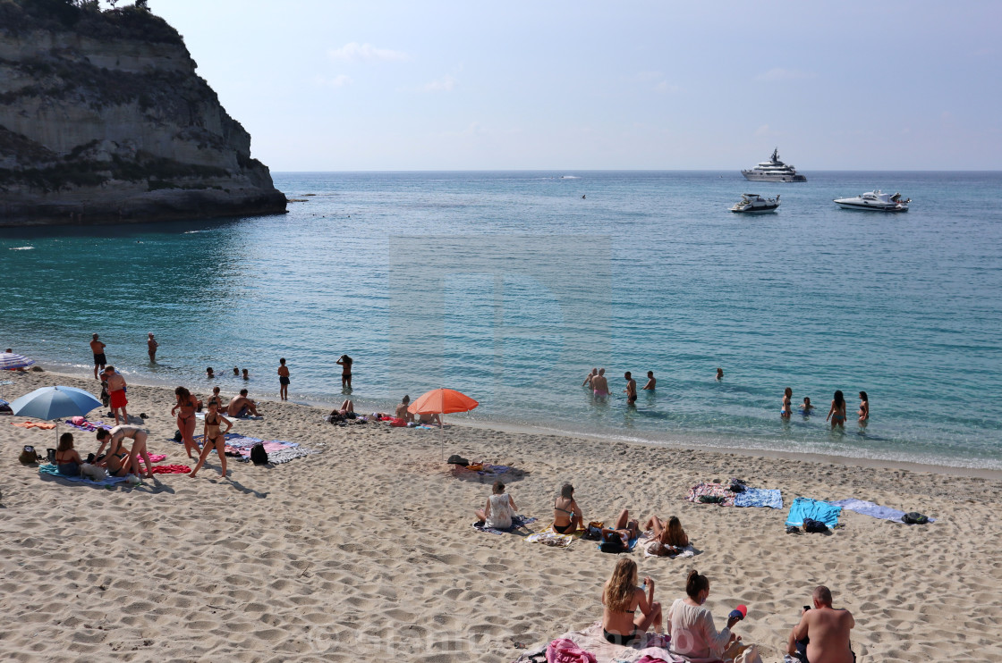 "Tropea - Turisti sulla Spiaggia della Rotonda da Via Lungomare" stock image