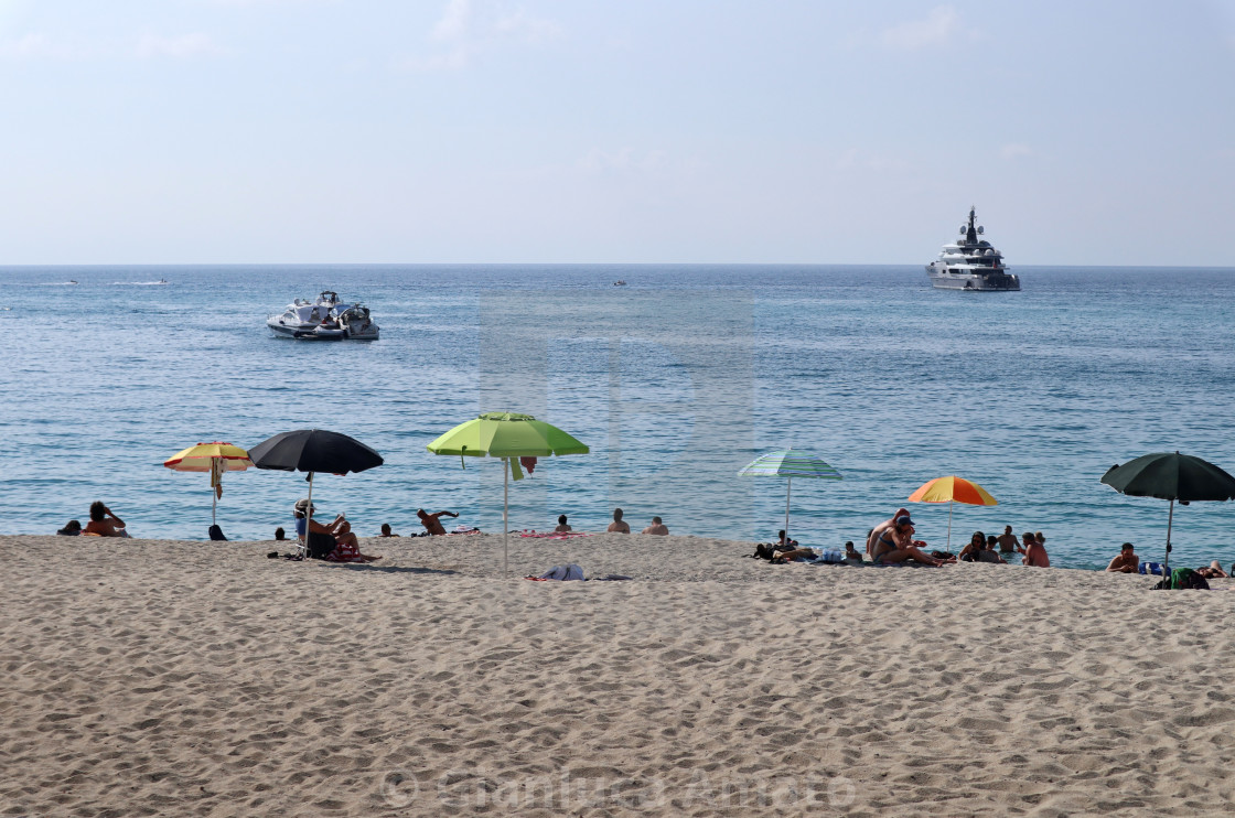 "Tropea - Turisti sulla Spiaggia della Rotonda nel pomeriggio" stock image