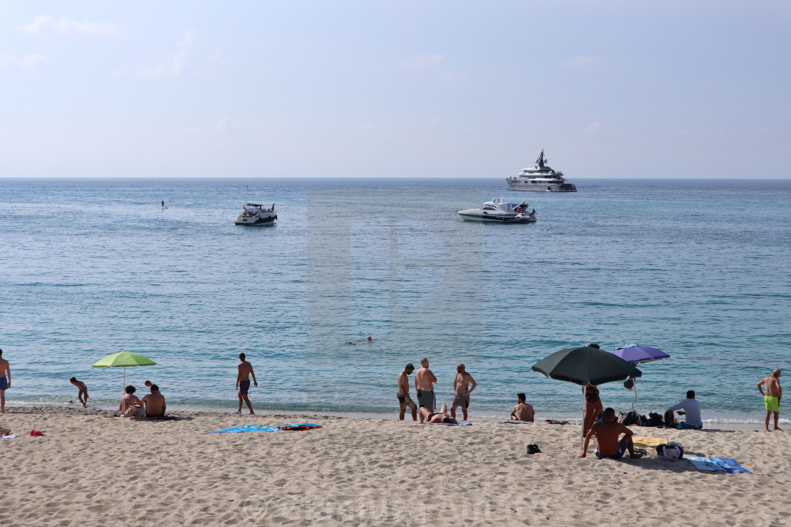 "Tropea - Turisti sulla Spiaggia delle Roccette di pomeriggio" stock image