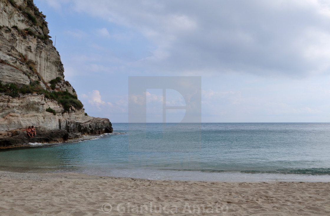 "Tropea - Turisti sulla spiaggia dell'Isola Bella al mattino presto" stock image