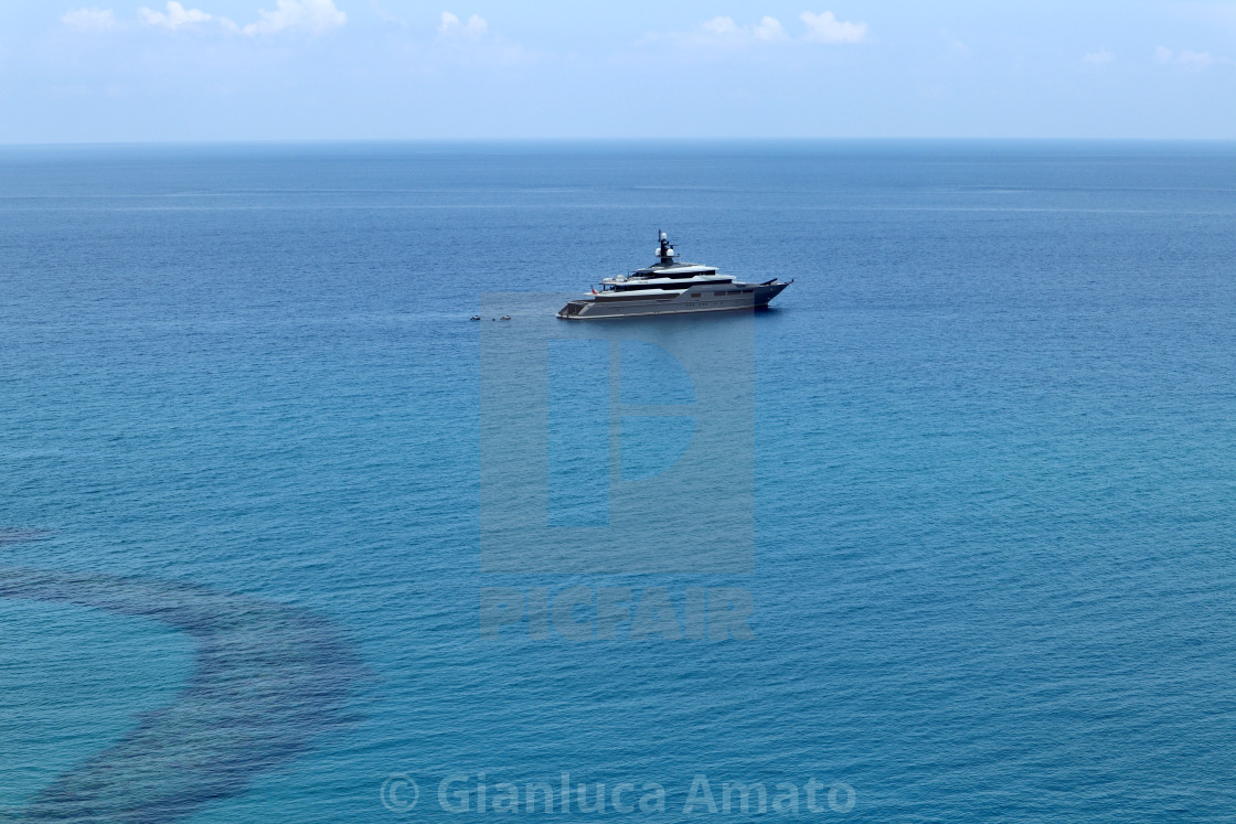 "Tropea - Yacht al largo dell'Isola Bella" stock image