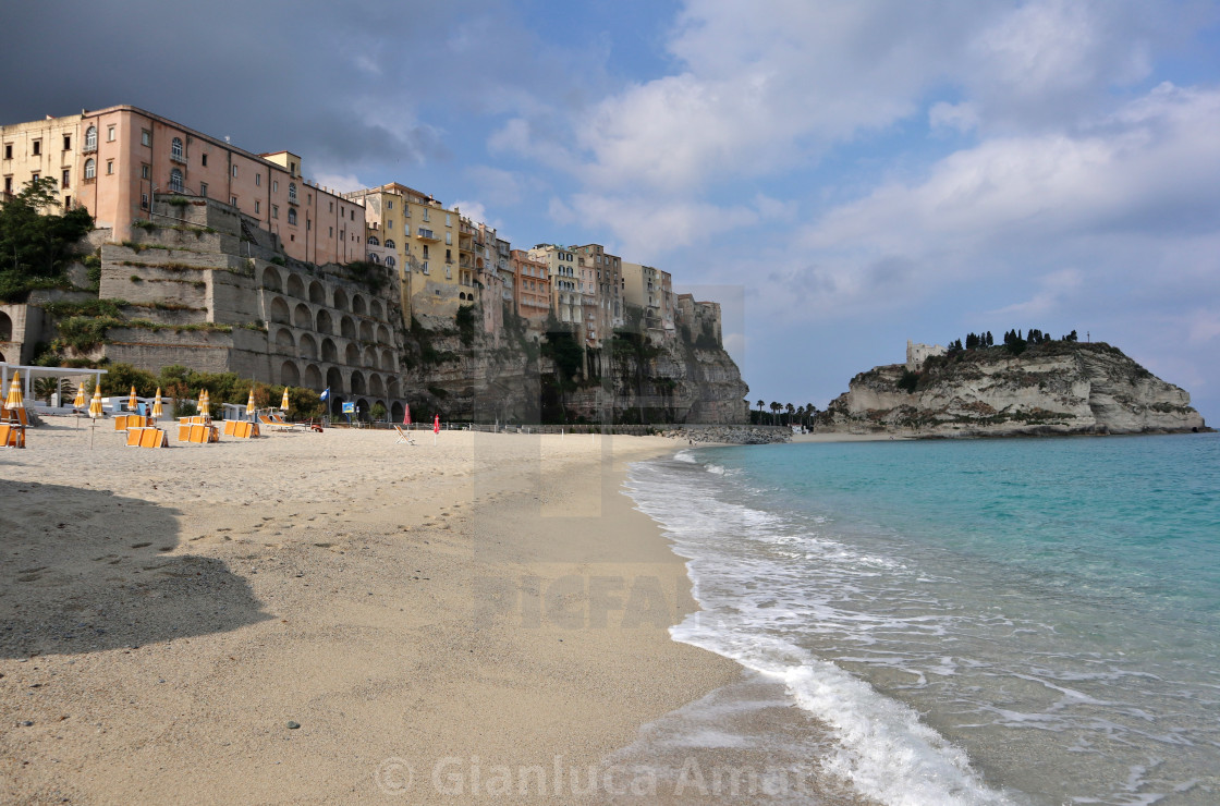 "Tropea - Spiaggia della Rotonda al mattino presto" stock image