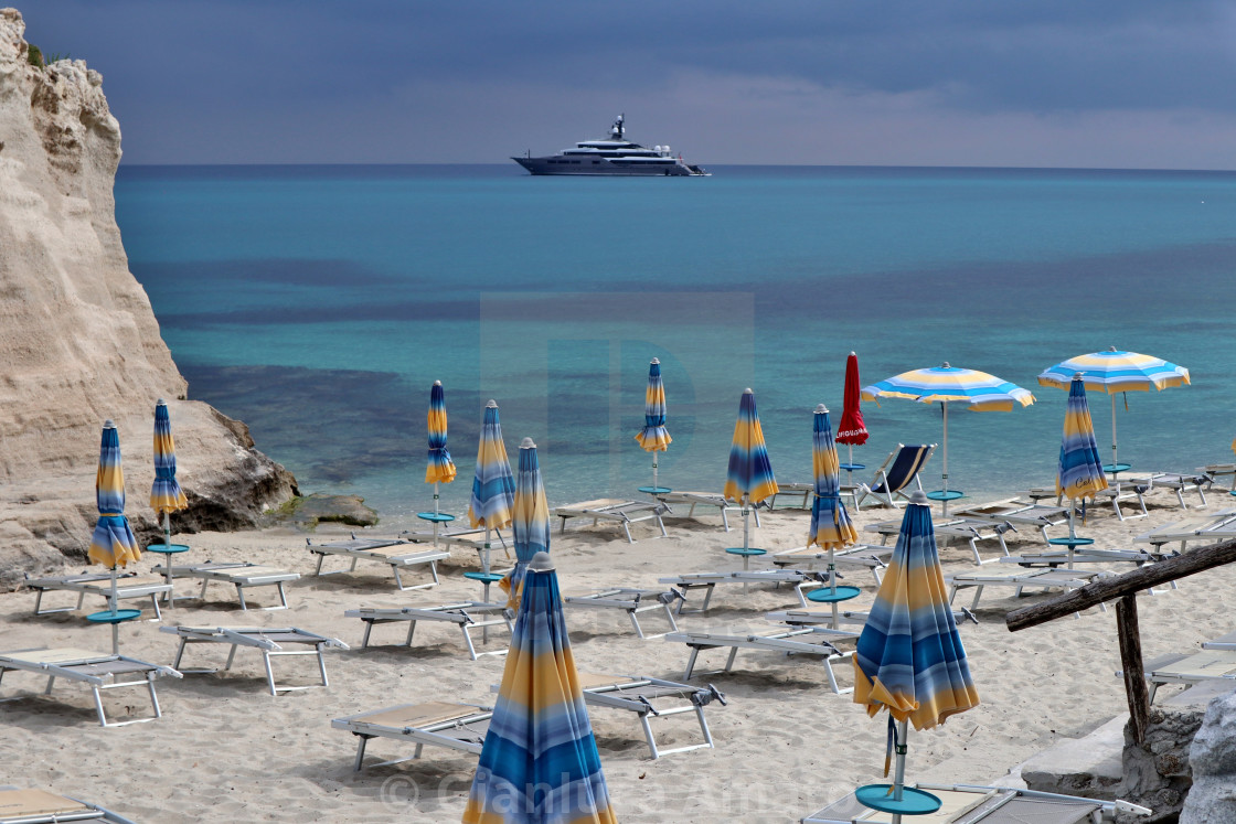 "Tropea - Yacht al largo della Spiaggia Linguata" stock image