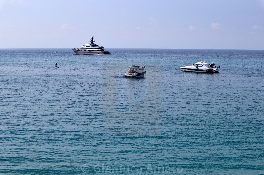 "Tropea - Barche a largo della Spiaggia della Rotonda nel pomeriggio" stock image