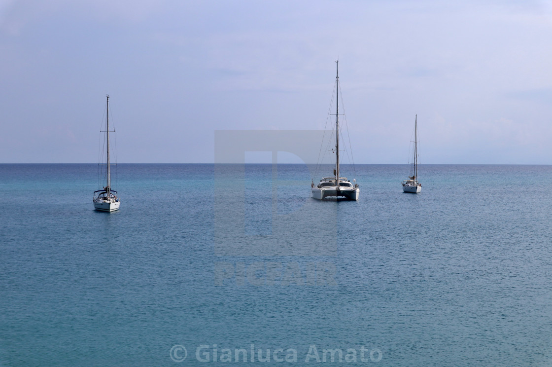 "Tropea - Barche dalla Spiaggia della Rotonda al mattino presto" stock image