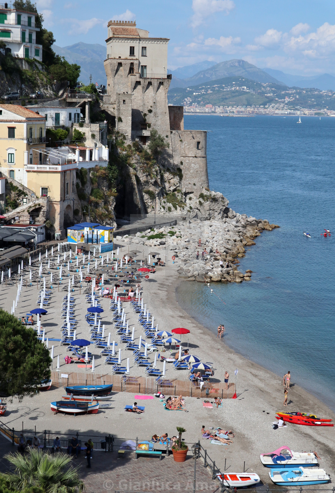 "Cetara - Panorama della spiaggia dalla strada costiera" stock image