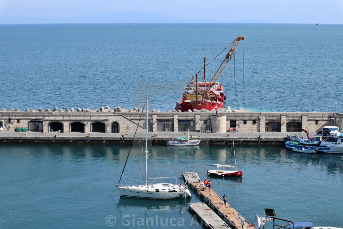 "Cetara - Scorcio del porto durante i lavori sulla scogliera sopraflutti" stock image