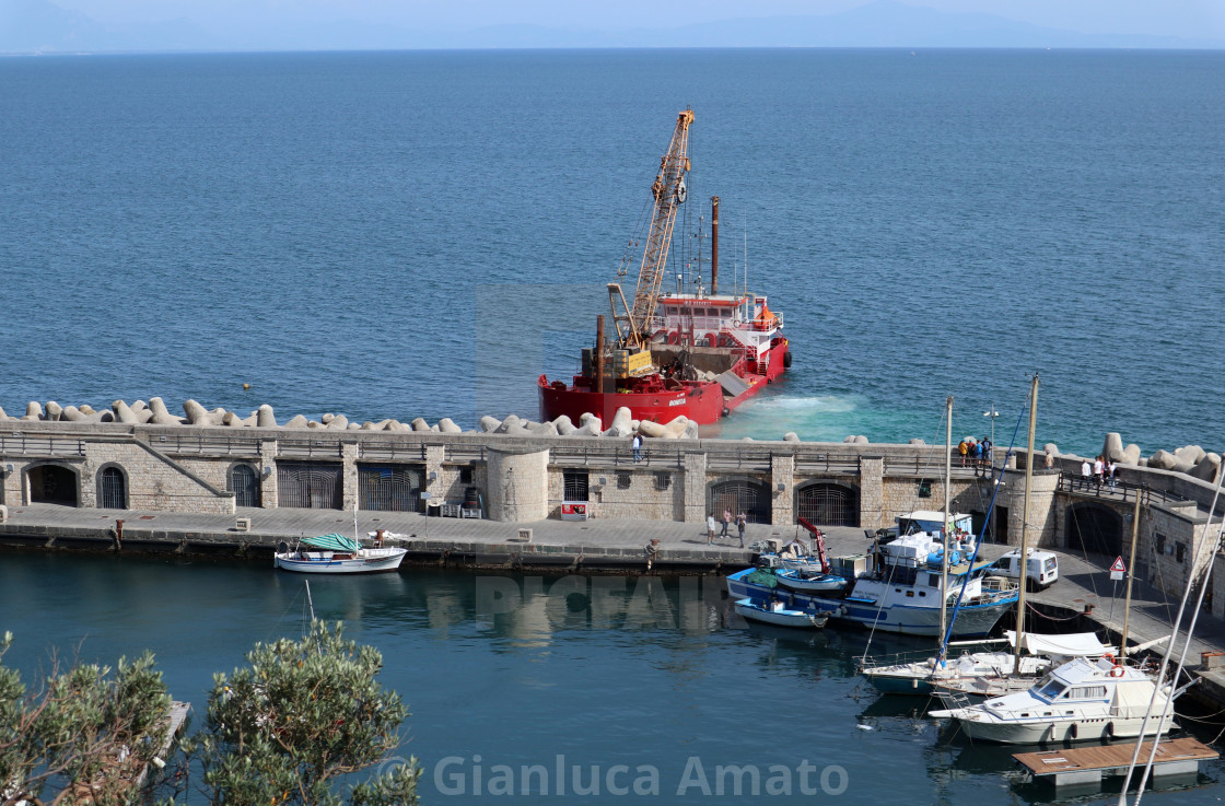 "Cetara - Scorcio del porto durante i lavori sulla scogliera" stock image