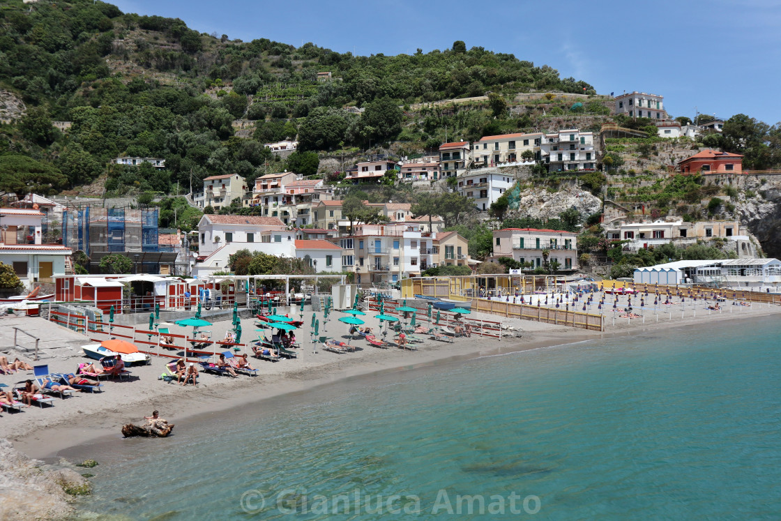 "Erchie - Scorcio del borgo dalla scogliera" stock image