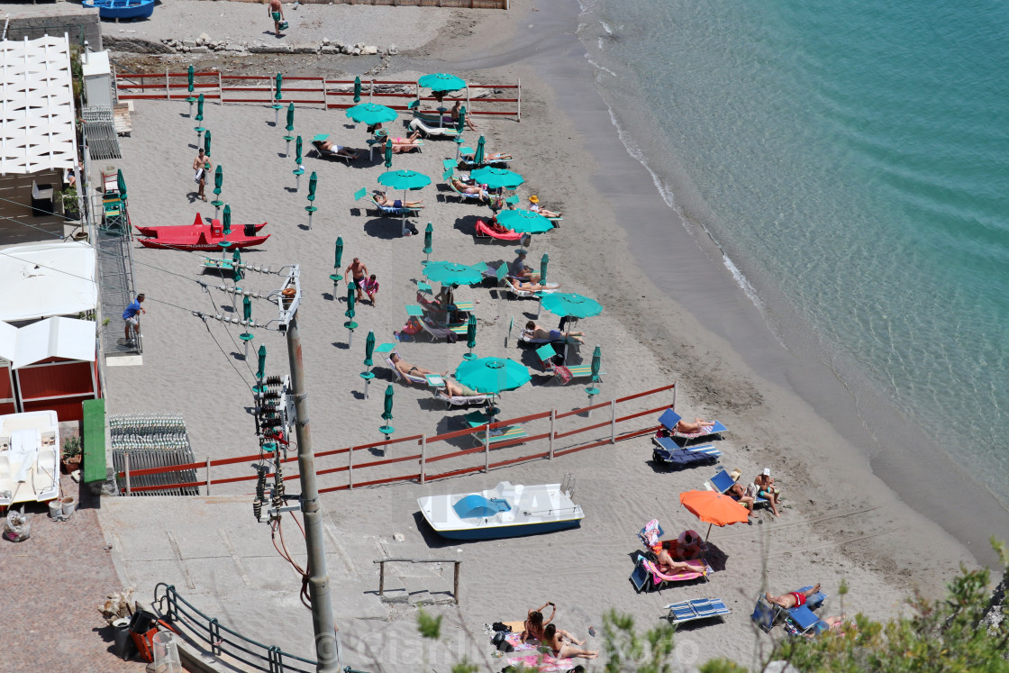 "Erchie - Scorcio della spiaggia dalla cava abbandonata" stock image