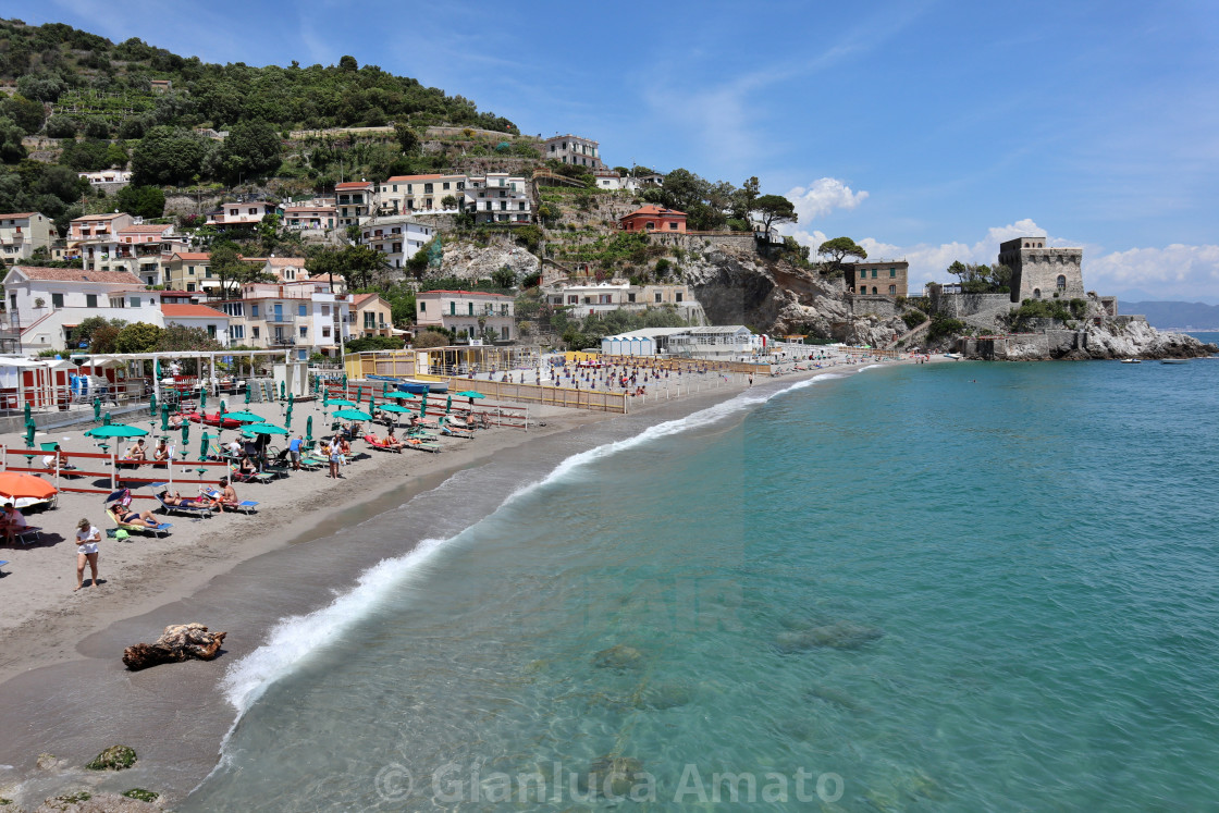 "Erchie - Scorcio delle spiagge dalla scogliera" stock image