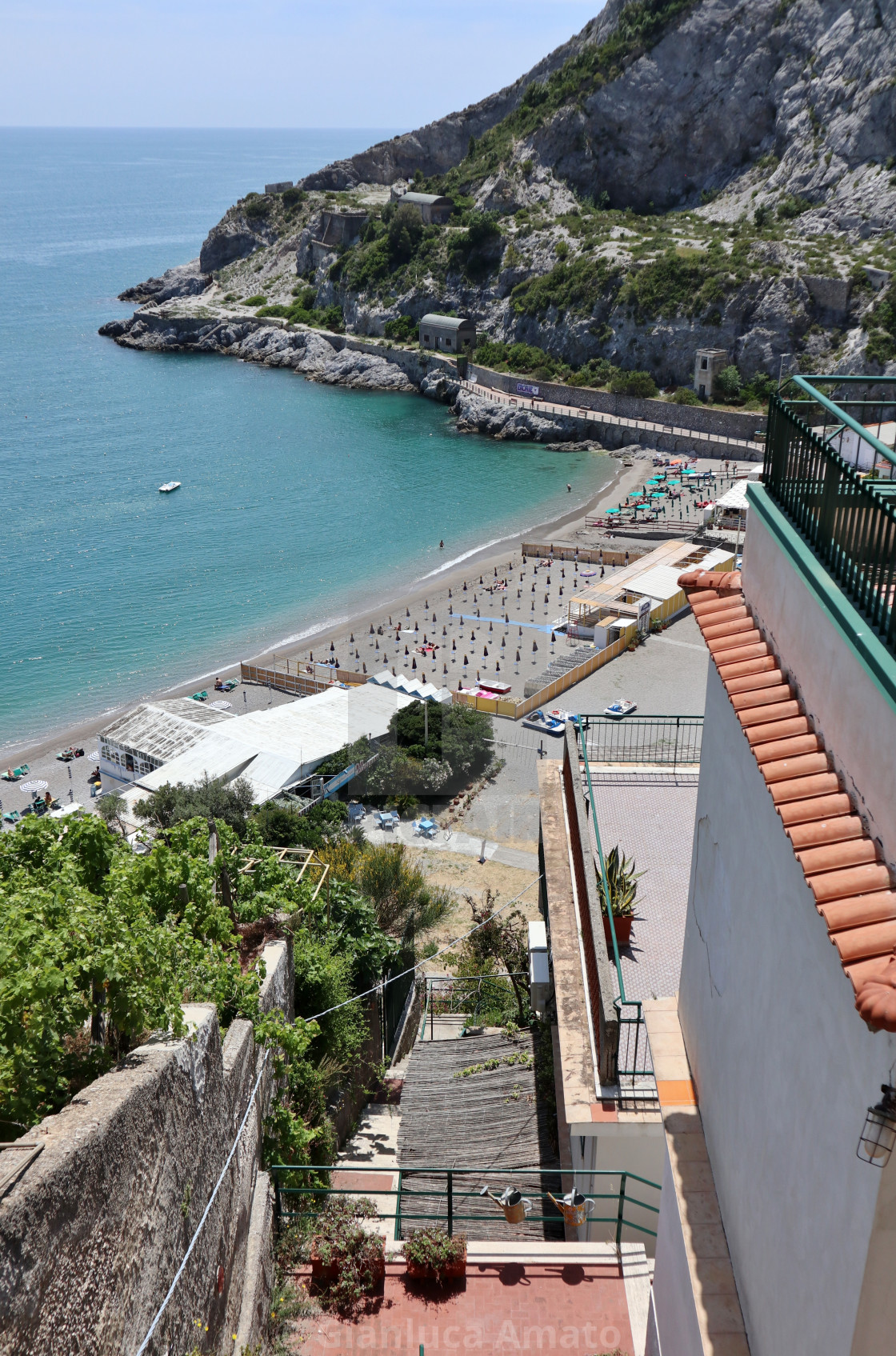 "Erchie - Scorcio delle spiagge dalla strada costiera" stock image