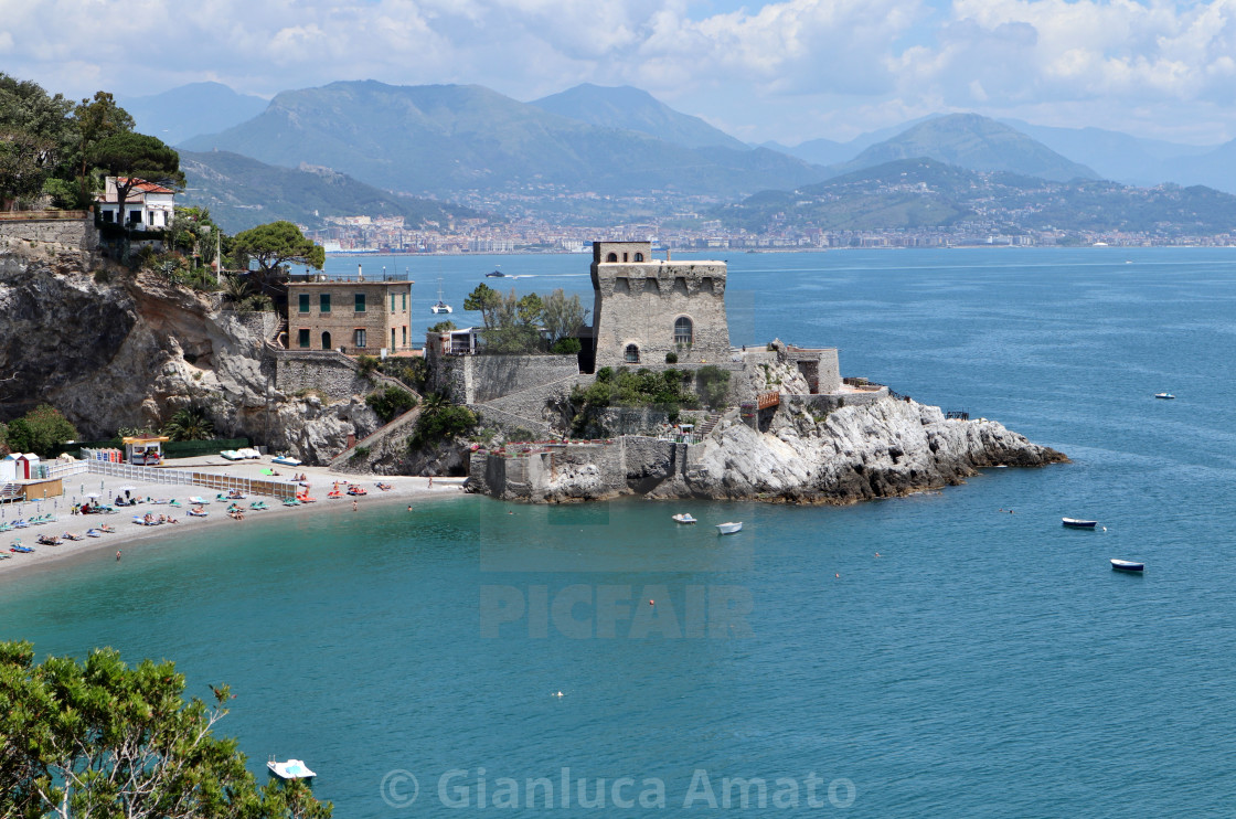 "Erchie - Torre La Cerniola dalla cava abbandonata" stock image