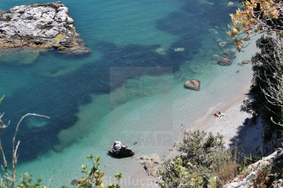 "Erchie - Turiste sulla Spiaggia del Cauco dalla strada costiera" stock image