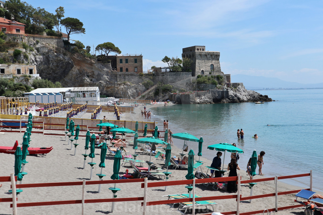 "Erchie - Turisti sulla spiaggia" stock image