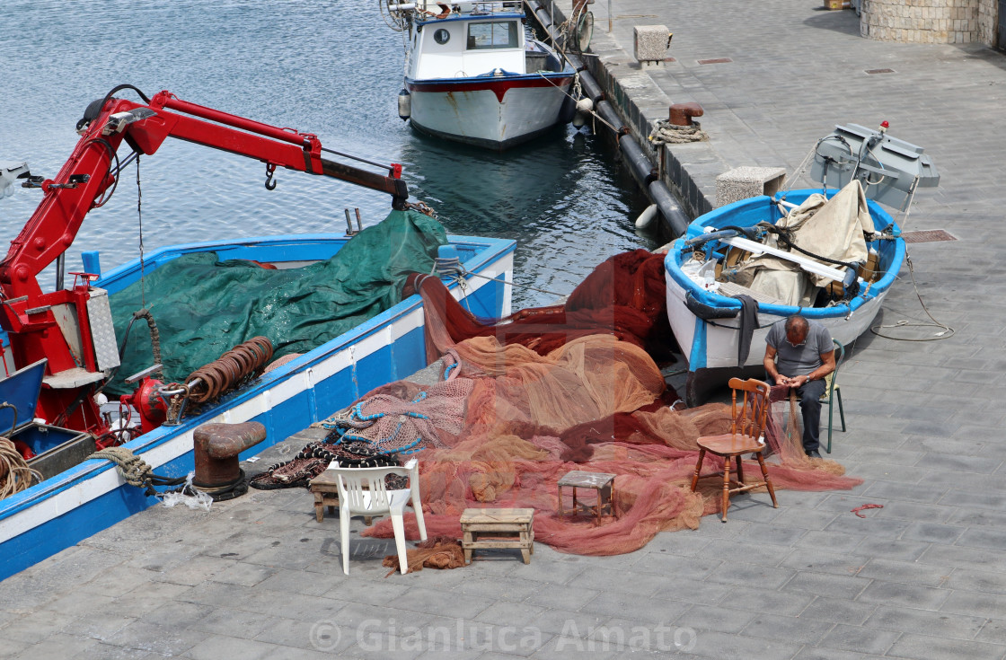 "Cetara - Pescatore sul pontile del Porto" stock image