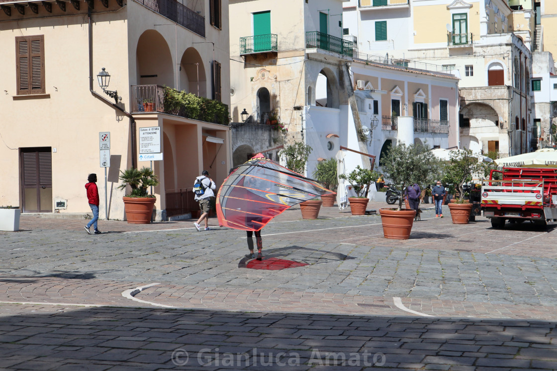 "Cetara - Windsurfer a piedi in Via Marina" stock image