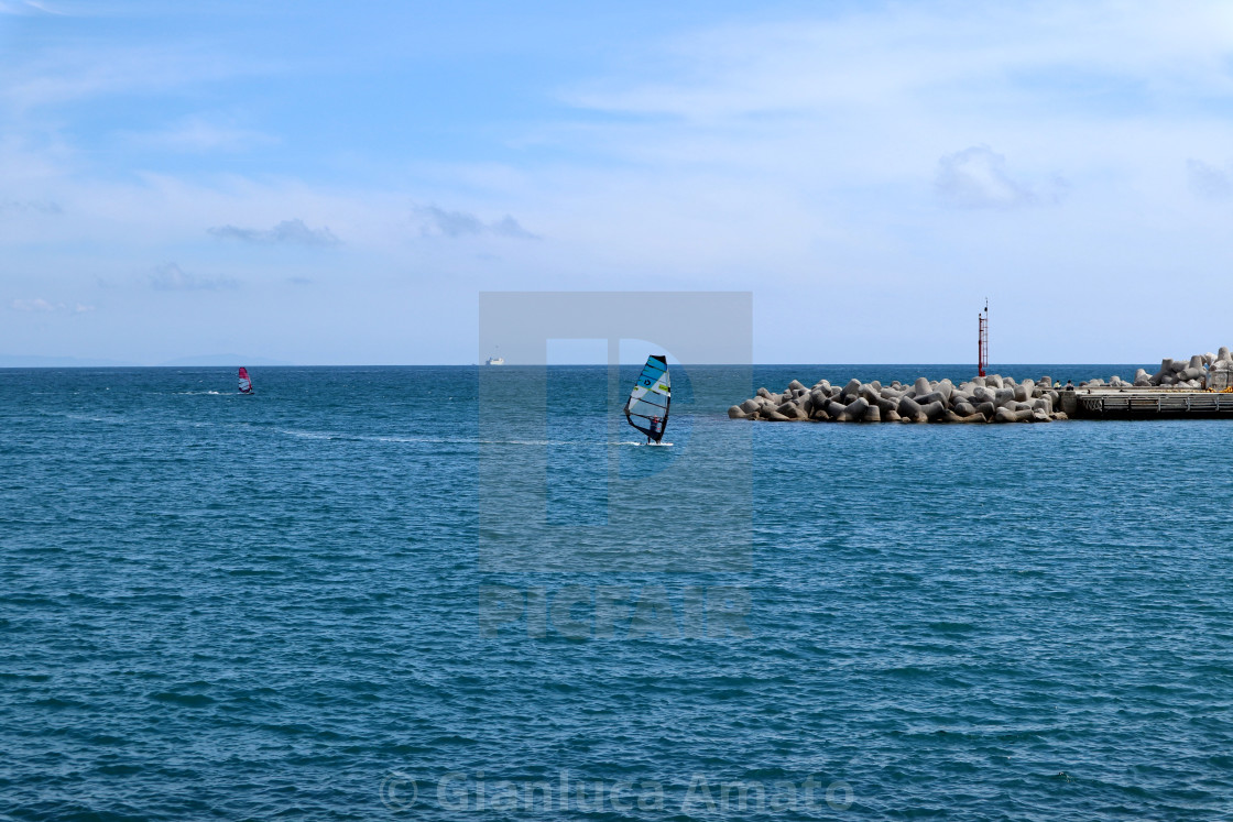 "Cetara - Windsurfer presso la punta del porto" stock image