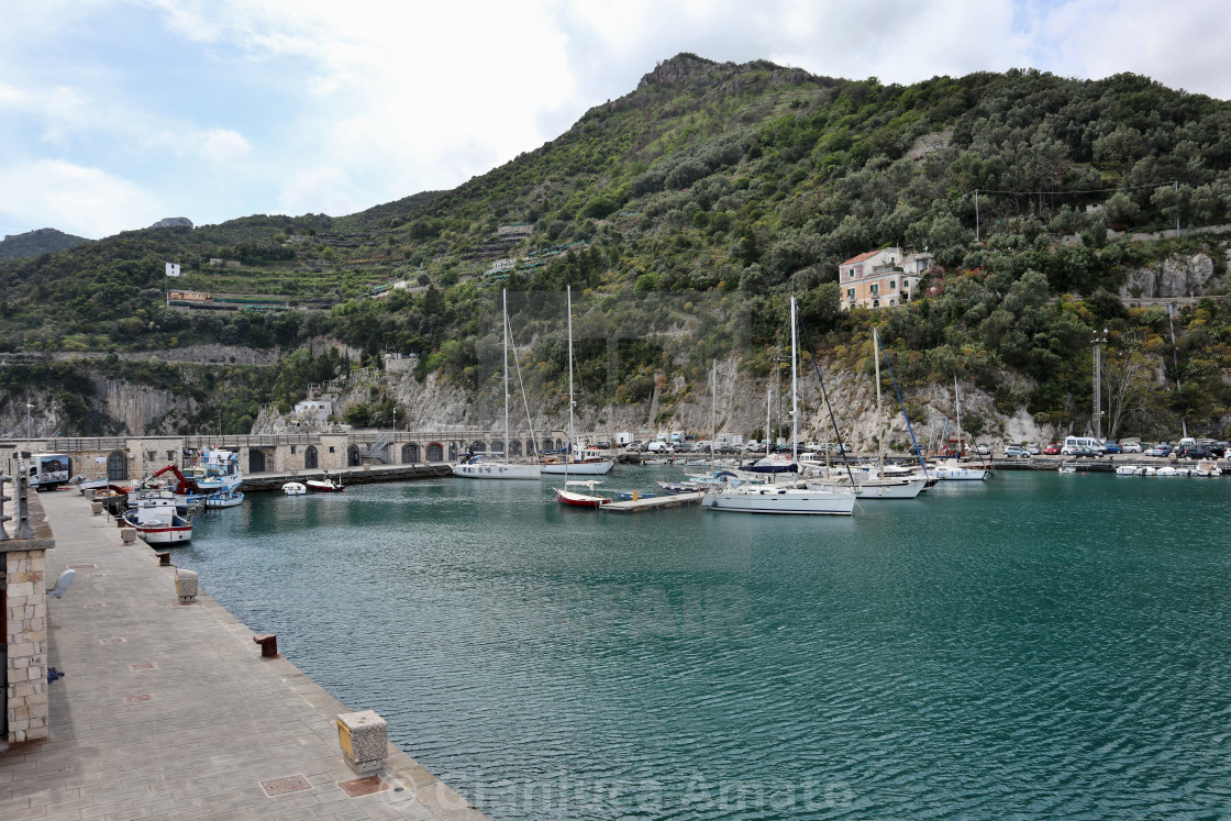 "Cetara - Panorama del porto dal pontile sopraelevato" stock image