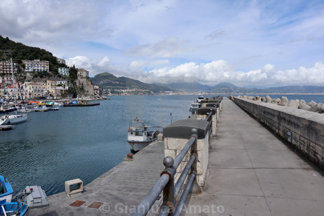 "Cetara - Pontile sopraflutto del porto" stock image