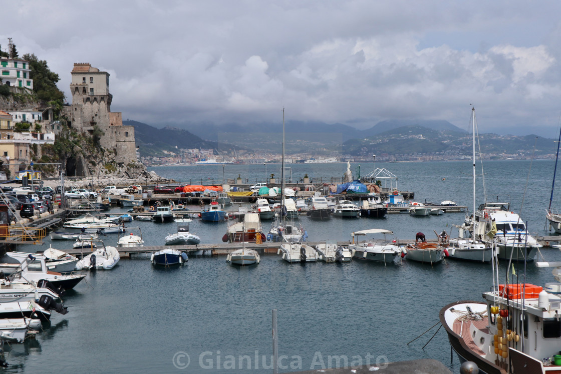 "Cetara - Scorcio del Porto dal pontile sopraelevato" stock image